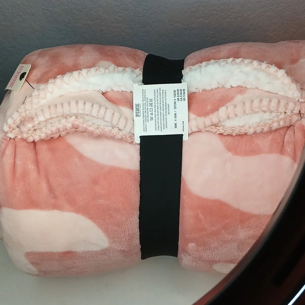 Victoria’s Secret Blanket VS Pink Camo Sherpa Blanket VS PINK Blanket 🆕️ Rare!